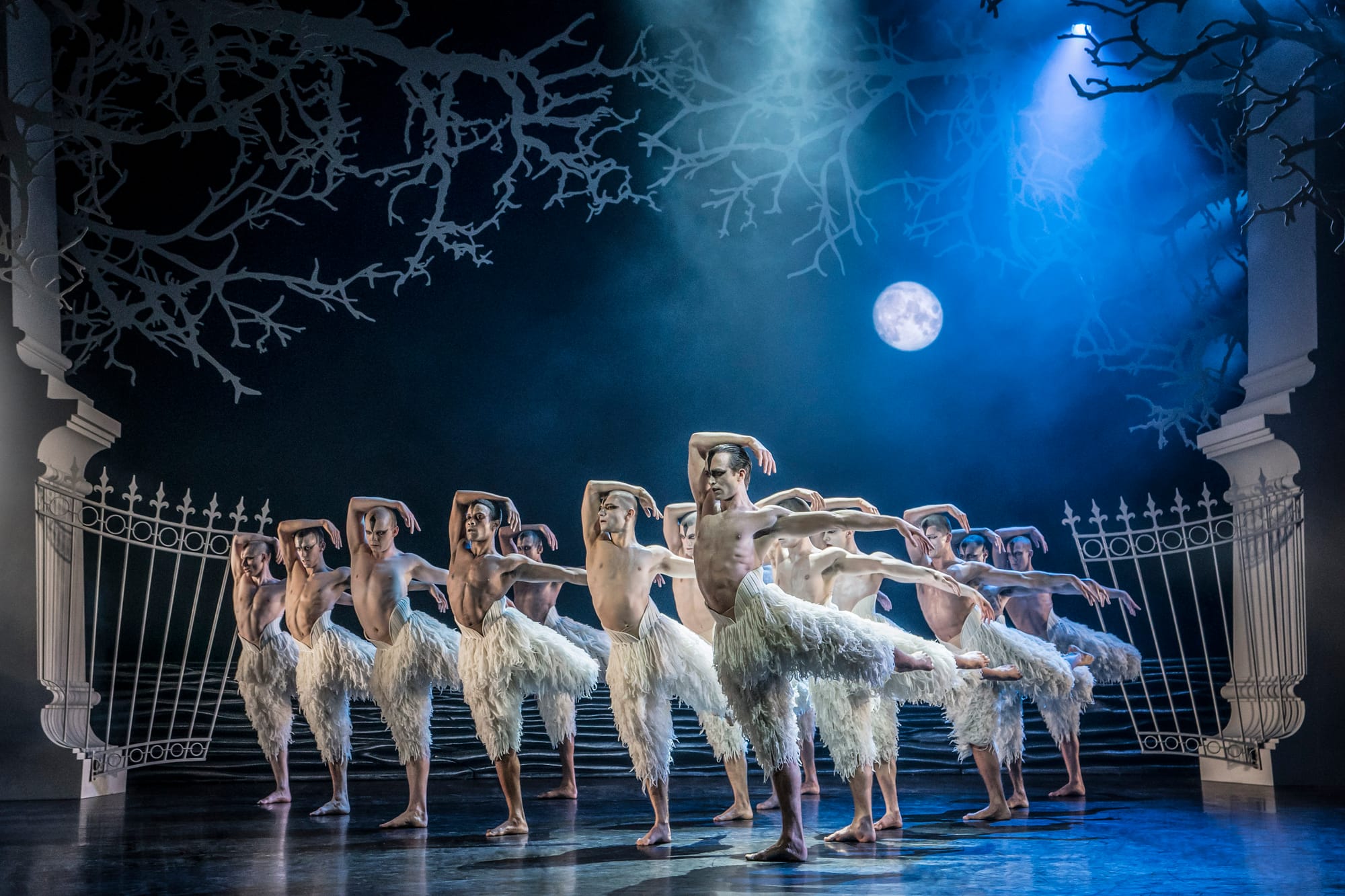 Matthew Bourne’s Swan Lake Review- A Stunning Piece
